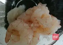 Illustration of how to make shrimp, leek and egg dumpling stuffing 11