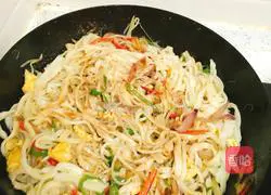 Illustration of how to make Juewei Egg Fried Noodles (Fried Noodles with Green Pepper and Eggs) 10