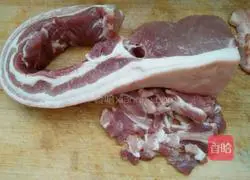 Illustration of how to make pork and green onion dumpling filling 1