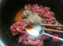 Illustration of how to make beef and green onion dumplings 4