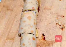 Illustration of how to roll eggs with pancakes 12