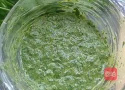 Illustration of how to make celery leaf egg noodles 1