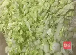 Illustration of how to make three fresh cabbage stuffed dumplings 2