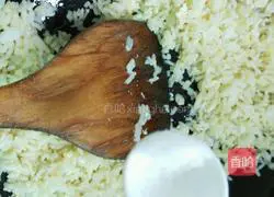 Illustration of how to make egg fried rice 8