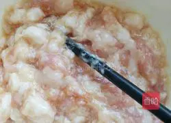 Illustration of how to make plum and vegetable pancakes 2