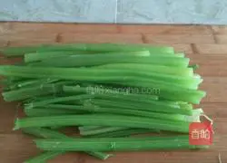 Illustration of how to make celery and meat dumpling stuffing 2