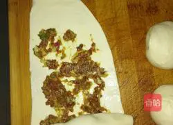 Illustration of how to make curry beef patties 8