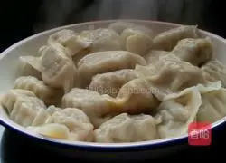 Illustration of how to make beef and carrot dumplings 15