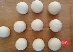 Illustration of how to make small dough cakes 4