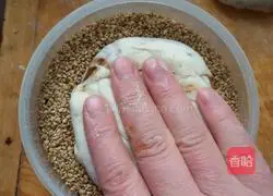 Illustration of how to add meat to sesame cakes 5