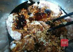 Illustration of how to make pork and chive dumplings 2