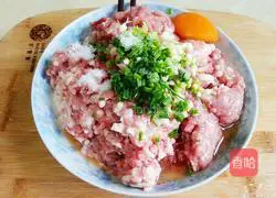 Illustration of how to make crispy meat pot pie 9