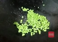 Illustration of how to make fried rice with beans and eggs 6