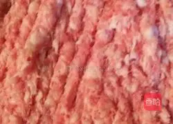 Illustration of how to make celery and pepper pork dumplings 2