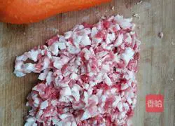 Illustration of how to make carrot and mutton dumpling fillings 2