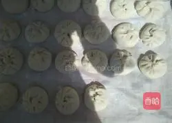 Illustration of how to make leek and egg buns 7