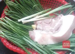 Illustration of how to make leek and pork dumpling stuffing 1