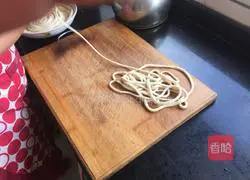 Illustration of how to make cowpea and eggplant noodles 10