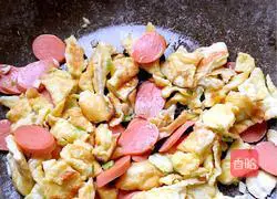 Illustration of how to make fried rice with ham sausage 5