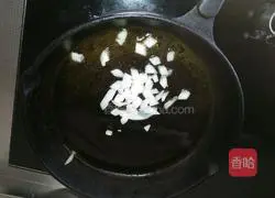 Illustration of how to make spicy pork and mushroom noodles 3