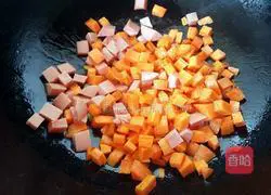 Illustration of how to make braised rice with peas and carrots 4