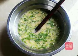 Illustration of how to make green onion cornmeal omelet 4