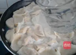 Illustration of how to cook dumplings without breaking the skin 12
