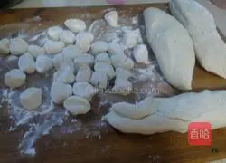 Illustration of how to make three fresh dumplings 5