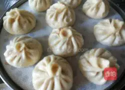 Illustration of how to make celery and pork buns 21