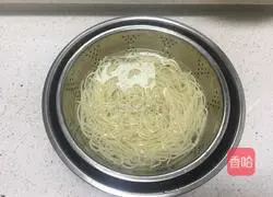 Illustration of how to make ham fried noodles 2