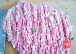 Illustration of how to make handmade pork and leek dumplings 1