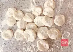 Illustration of how to make steamed dumplings with seaweed stuffing 9