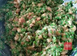 Illustration of how to make pork and cowpea filling dumplings 12