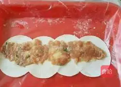 Illustration of how to make tomato and rose dumplings 1