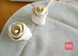 Illustration of how to make rose buns 14