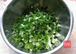 Illustration of how to make multi-grain pancakes with scallion dough 2