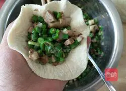 Illustration of how to make braised pork buns 13