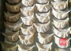 Illustration of how to make carrot, corn and pork dumplings 10