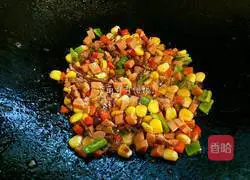 Illustration of how to make colorful ham fried rice 5