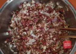 Illustration of how to make grilled onion and beef patties 8