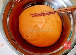 Illustration of making homemade carrot flavored glutinous rice balls 4