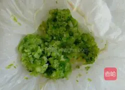 Illustration of how to make celery and pork wontons 4