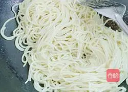 Illustration of how to make fried noodles with carrots and bean sprouts 5