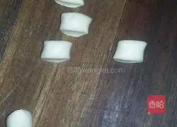 Illustration of how to make plum blossom steamed buns 6