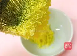 Illustration of how to make egg yolk rice flour paste 4