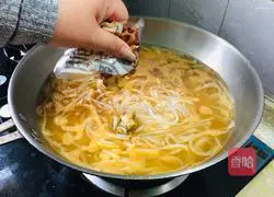 Illustration of how to make snail noodles 6