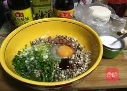 Illustration of how to make mushroom and pork dumplings 2