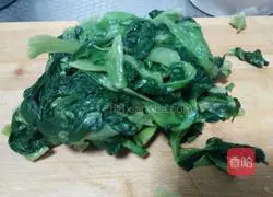 Illustration of how to make pork, shiitake, mushrooms and cabbage wontons 1