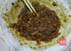 Illustration of how to make pork and green onion dumpling stuffing 5