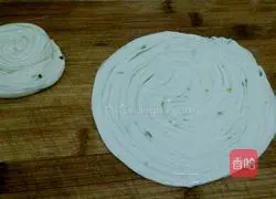 Illustration of how to make scallion pancake 9